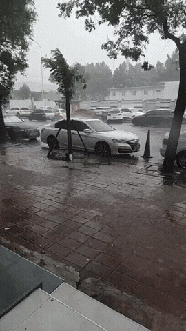 天津市区突降大雨!马上还有大暴雨!雷电!小冰雹!下班早点回家!