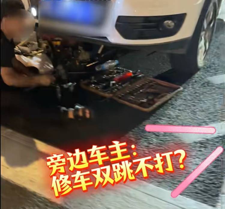 离谱！事发上海闹市区，男子直接躺在路口！路人都看不下去