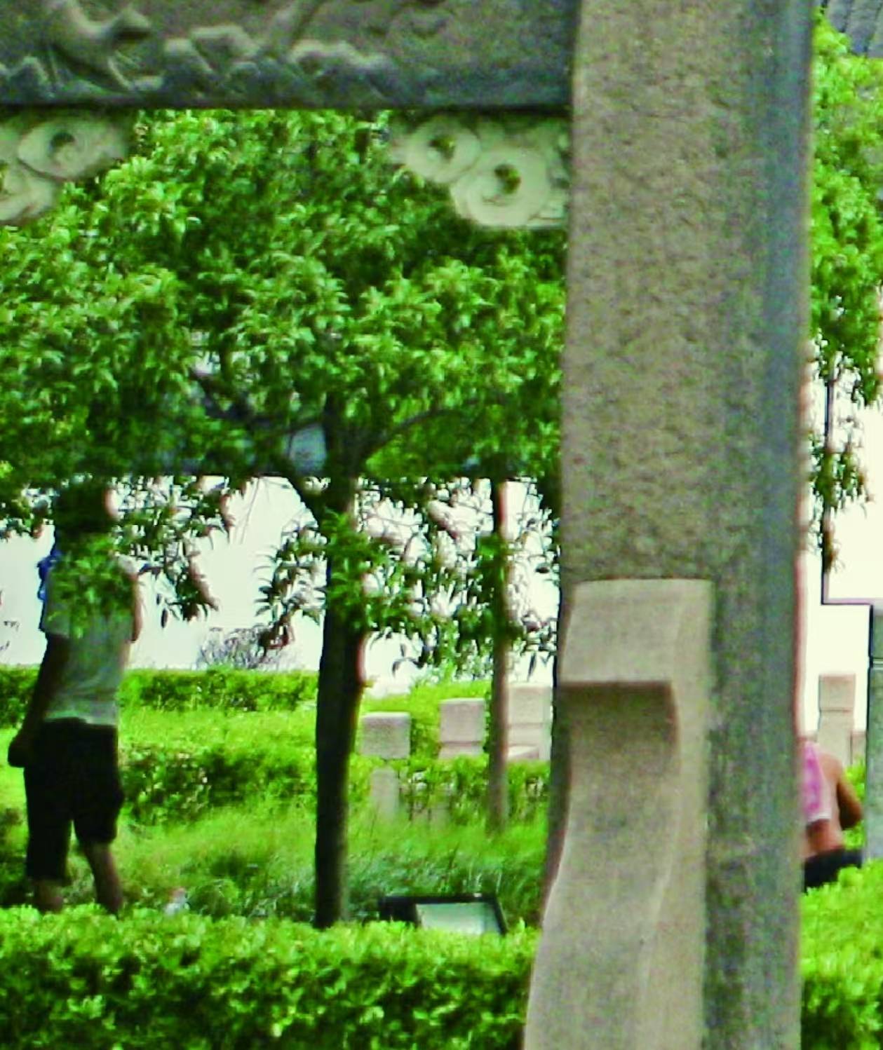 无锡地铁回应车内宣传图含“不雅画面”：男子手上拿着水瓶并非小便，为避免误会将更换