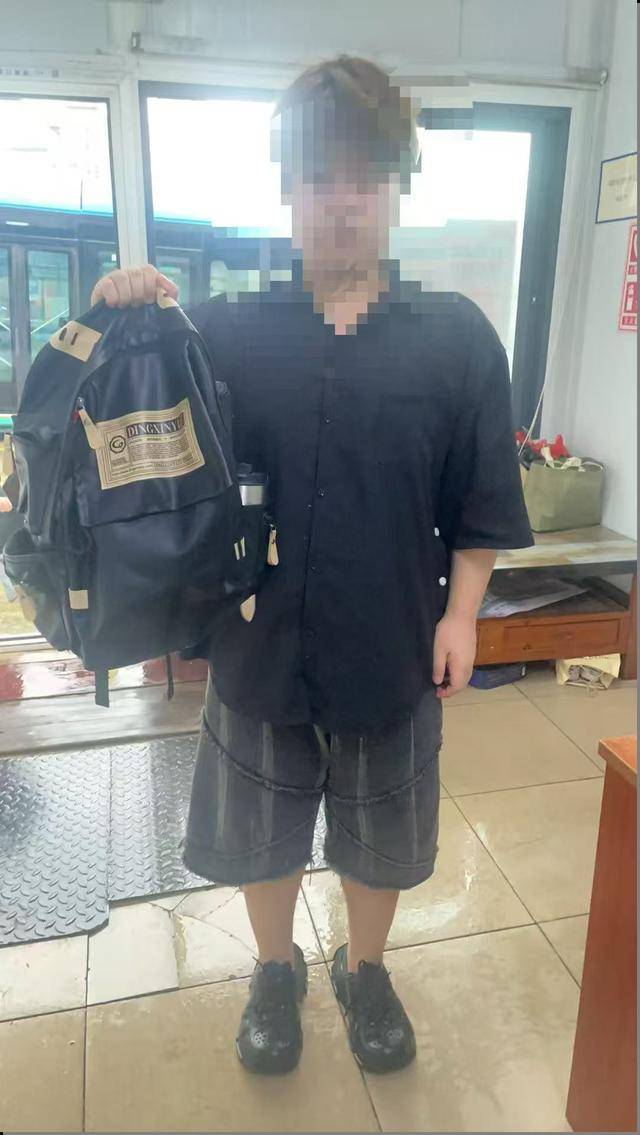 装着录取通知书的书包遗落车厢，深圳公交助力乘客寻回！