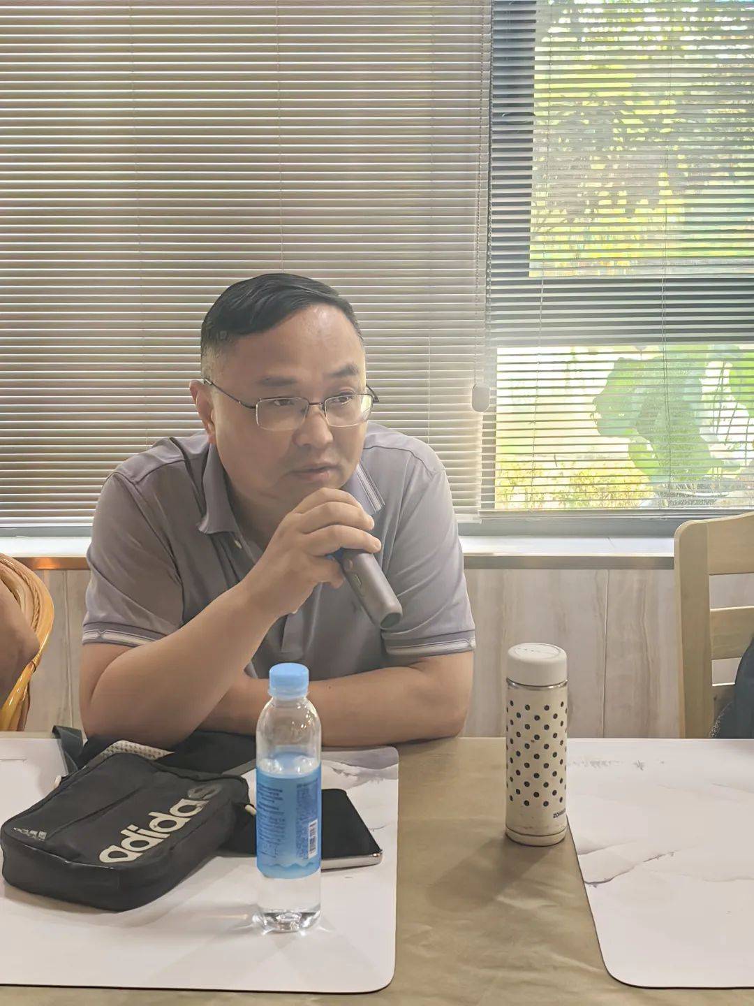 高温难抵诗心炽热:诗人张作梗与扬州诗友草庐畅谈