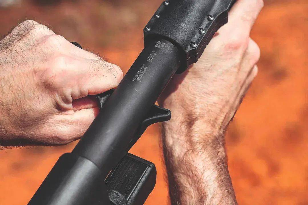 手枪口径卡宾枪,折叠后无压力装入携行包,车内!