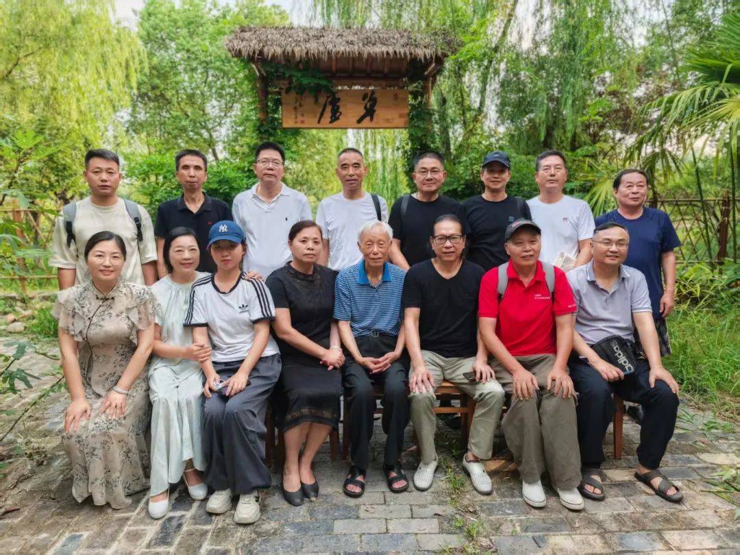 高温难抵诗心炽热:诗人张作梗与扬州诗友草庐畅谈