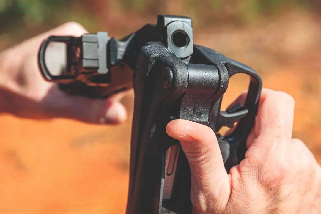 手枪口径卡宾枪,折叠后无压力装入携行包,车内!