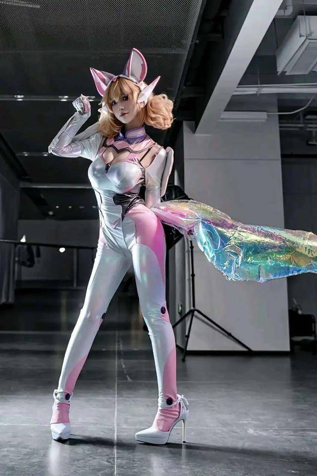 王者荣耀:美女cos妲己时之彼端,紧身胶衣太有感觉了!