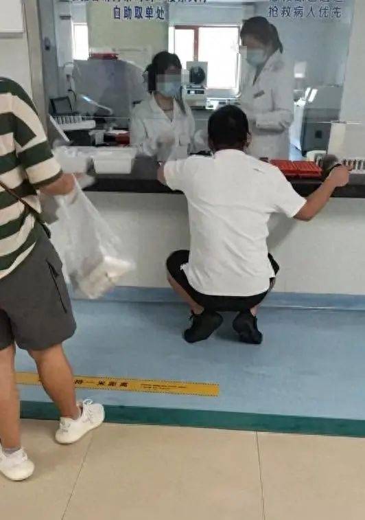 网友称医院检验科现“丁义珍式”窗口，门诊部门回应：确实缺少人性化，马上加装对讲机