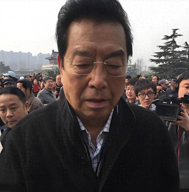 李双江儿子被曝在美国赌博输5800万，娱记紧急辟谣：李天一没出国