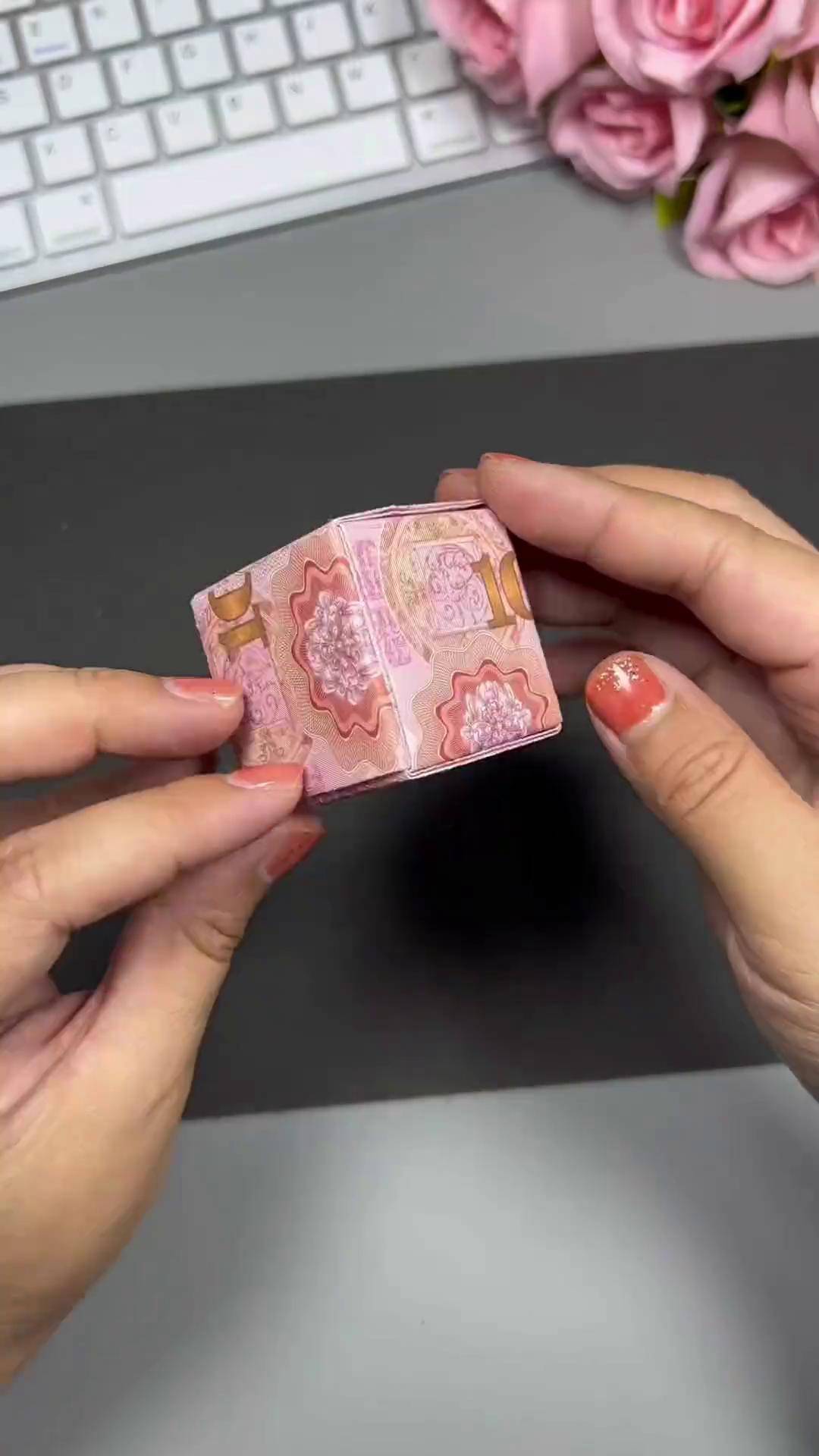 用长方形纸折一个正方体吧,小朋友体验折纸乐趣的同时,还能清晰看到