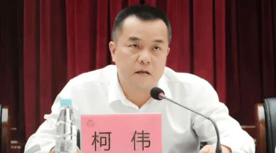 当过反贪污贿赂局局长等职，“内鬼”柯伟结交“政治骗子”