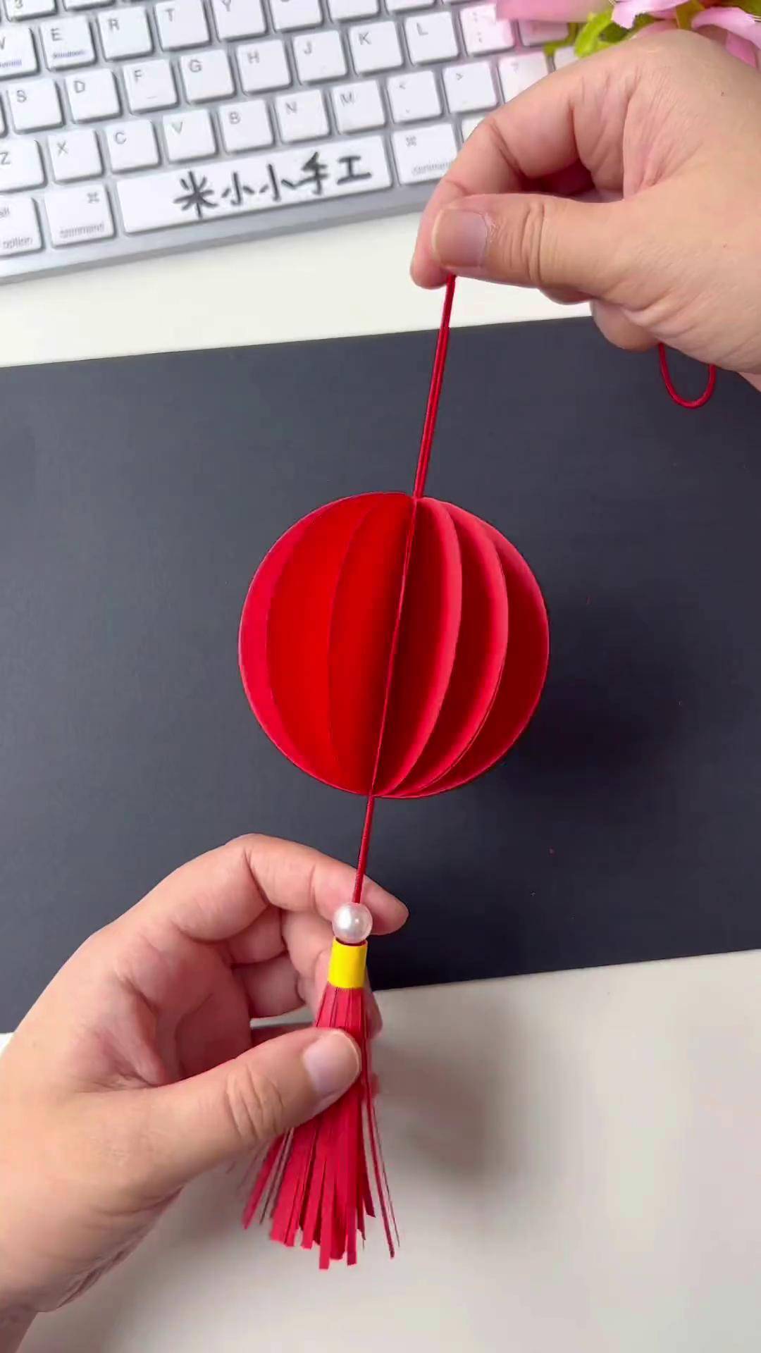 我们一起用圆形彩纸做好看喜庆的灯笼,非常简单亲子手工 国庆节手工