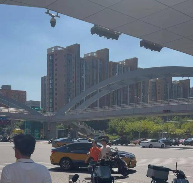 朝阳大悦城外，一连四个禁停标志都没用，就在这儿停车……