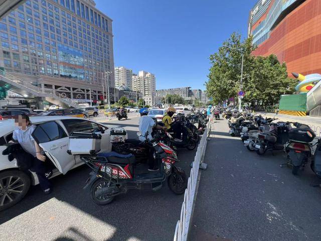 朝阳大悦城外，一连四个禁停标志都没用，就在这儿停车……