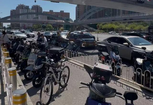 朝阳大悦城外，一连四个禁停标志都没用，就在这儿停车……