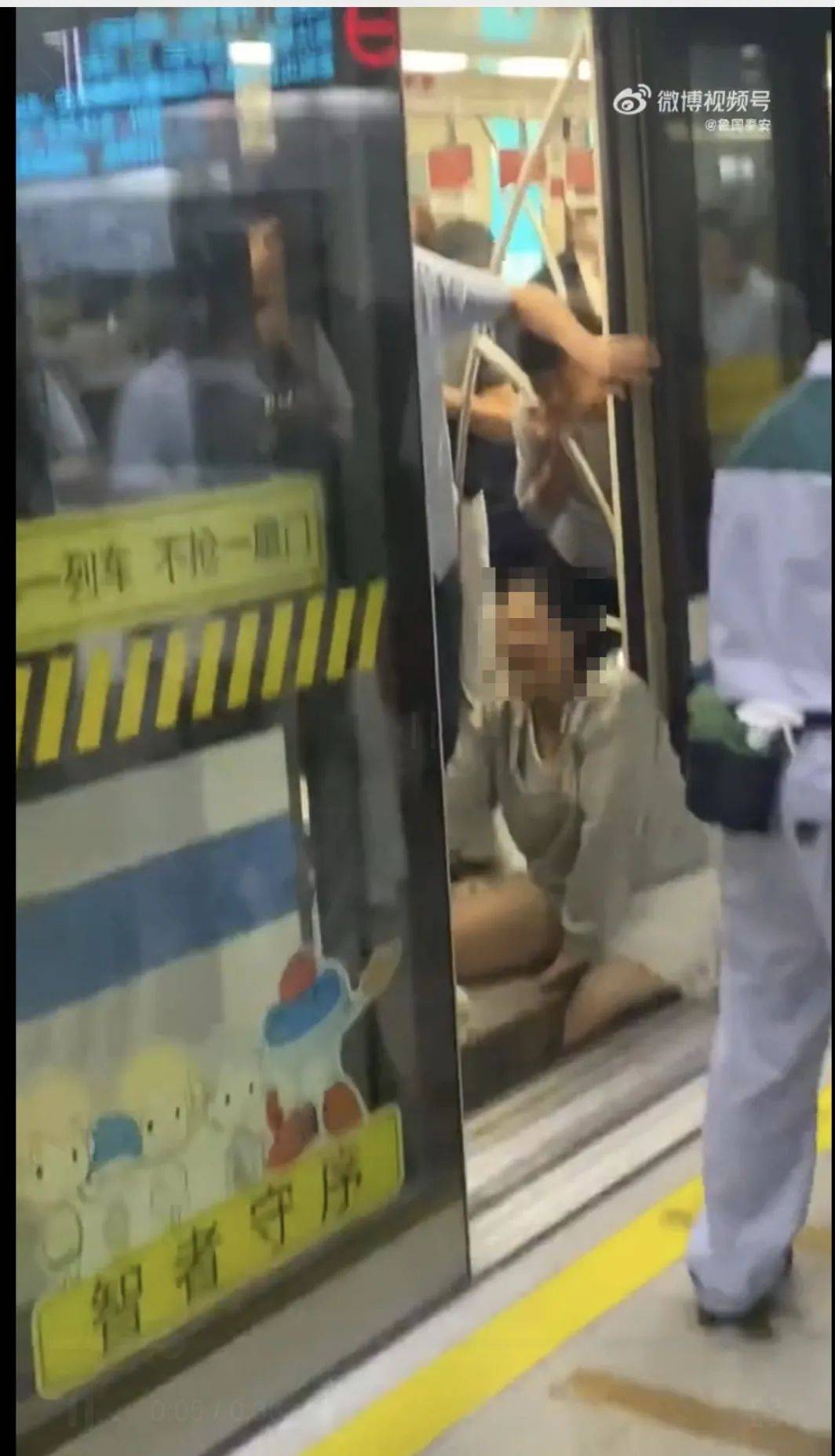 上海地铁1号线突发！乘客整条腿瞬间被卡，最新消息→