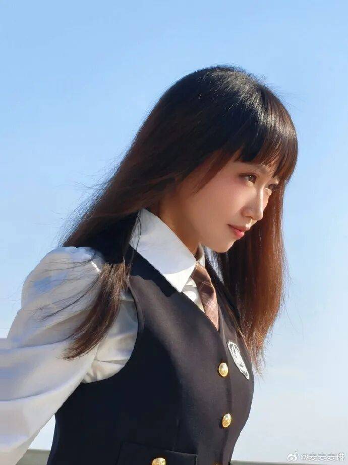 麦琳尝试制服短裙风格，被评“变化超大”：美得不敢认