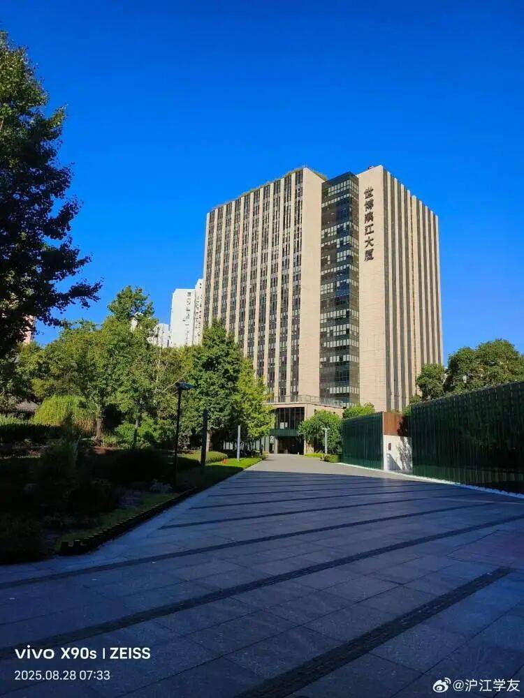 上海热得白云都没了！不过上海人苦等的降温要来了，“秋老虎”也要来了……