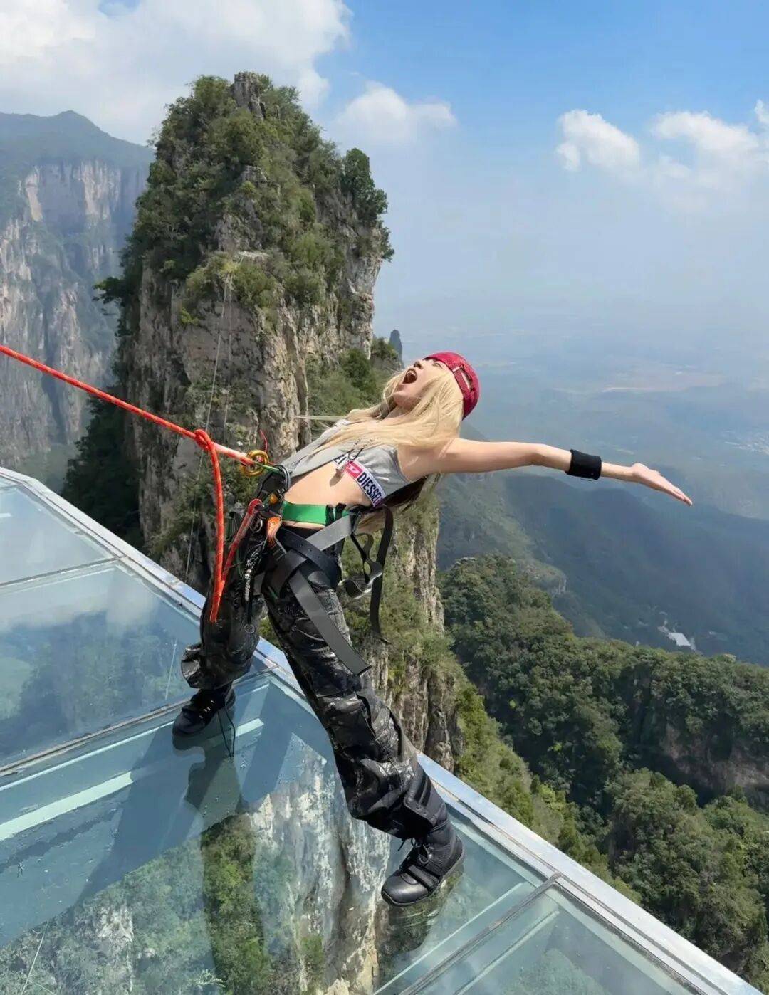 登山杖斜扛肩上立刻有专业大佬内味最后来个ending pose❗来一个