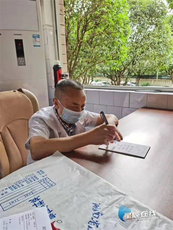 文明中国·长沙篇丨江林:一把矮椅,一双稳手与一条留在小镇的人生路径