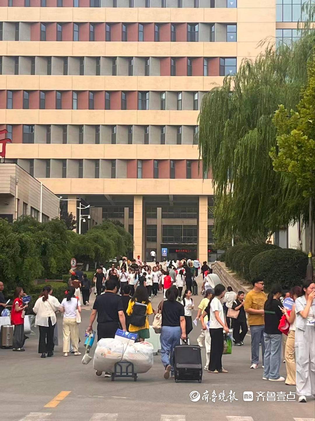 父子俩一起报到！52岁乡村医生与儿子考入山东医专同一专业