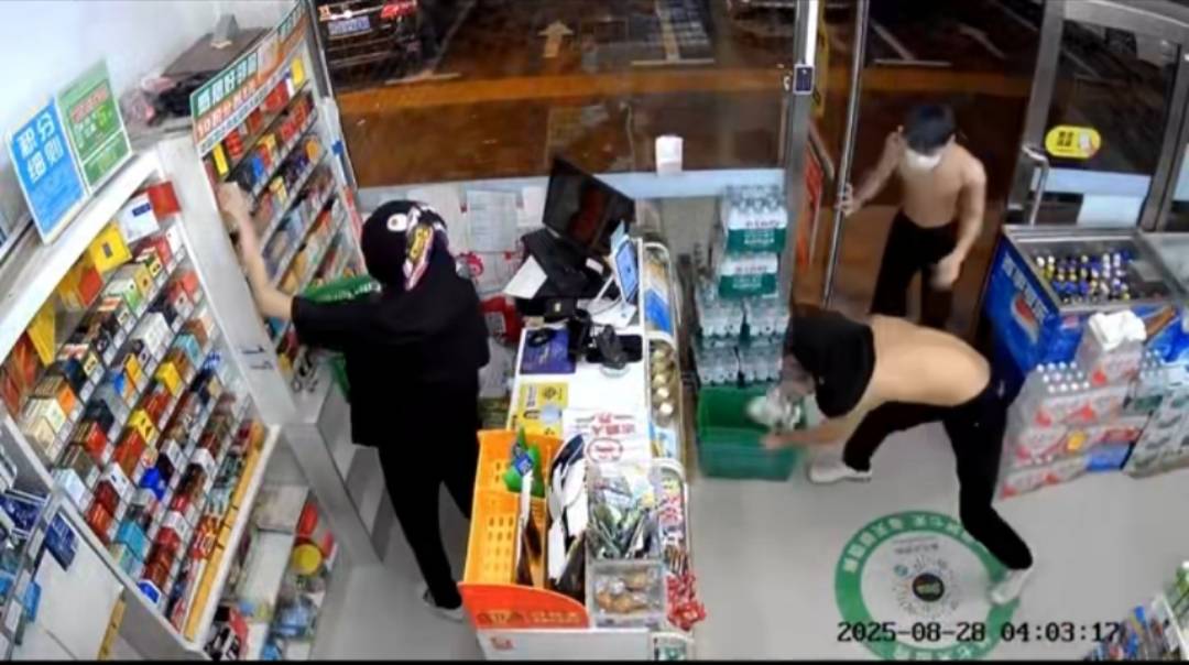 “把东西还回去！”无人超市遭4男子蒙面偷盗，店员通过监控劝阻，辽宁营口警方介入