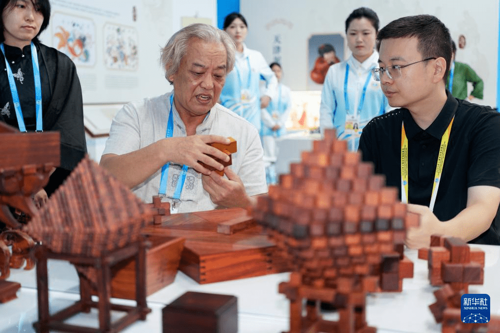 上合组织天津峰会丨探访媒体中心非遗体验展区