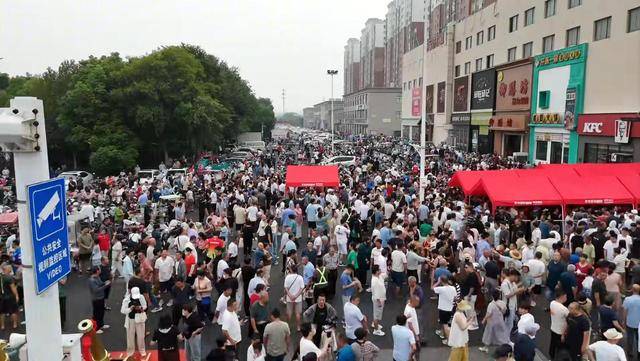 刘强东吃大排档，用塑料大碗喝散装白酒，京圈前女友肠子都悔青了