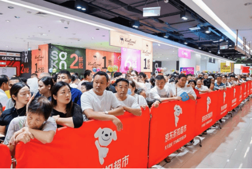 刘强东回乡48小时：吃烧烤、看球赛，为自家超市站台
