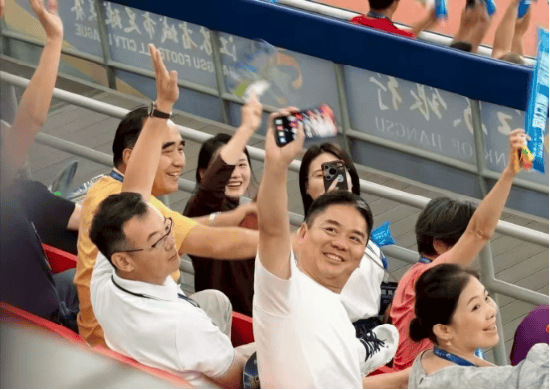 刘强东回乡48小时：吃烧烤、看球赛，为自家超市站台