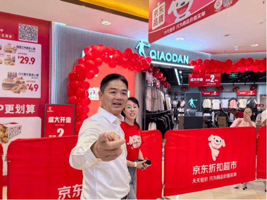 刘强东回乡48小时：吃烧烤、看球赛，为自家超市站台