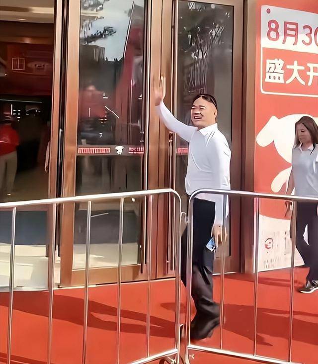 刘强东吃大排档，用塑料大碗喝散装白酒，京圈前女友肠子都悔青了