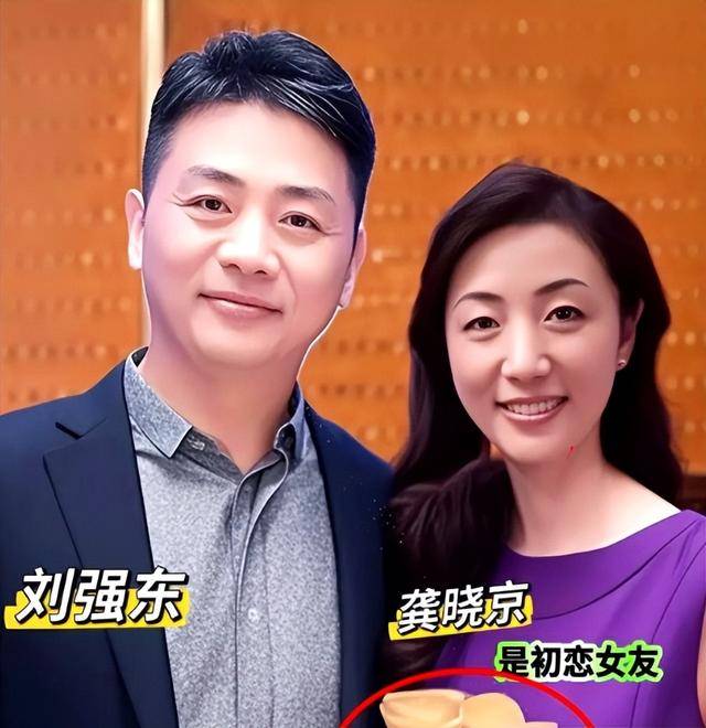 刘强东吃大排档，用塑料大碗喝散装白酒，京圈前女友肠子都悔青了