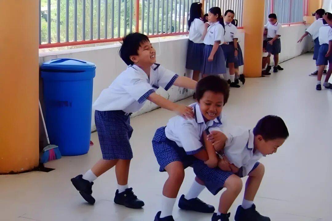 学生校内打闹骨折,学校却无责?这个判决打破了家长的固有思维
