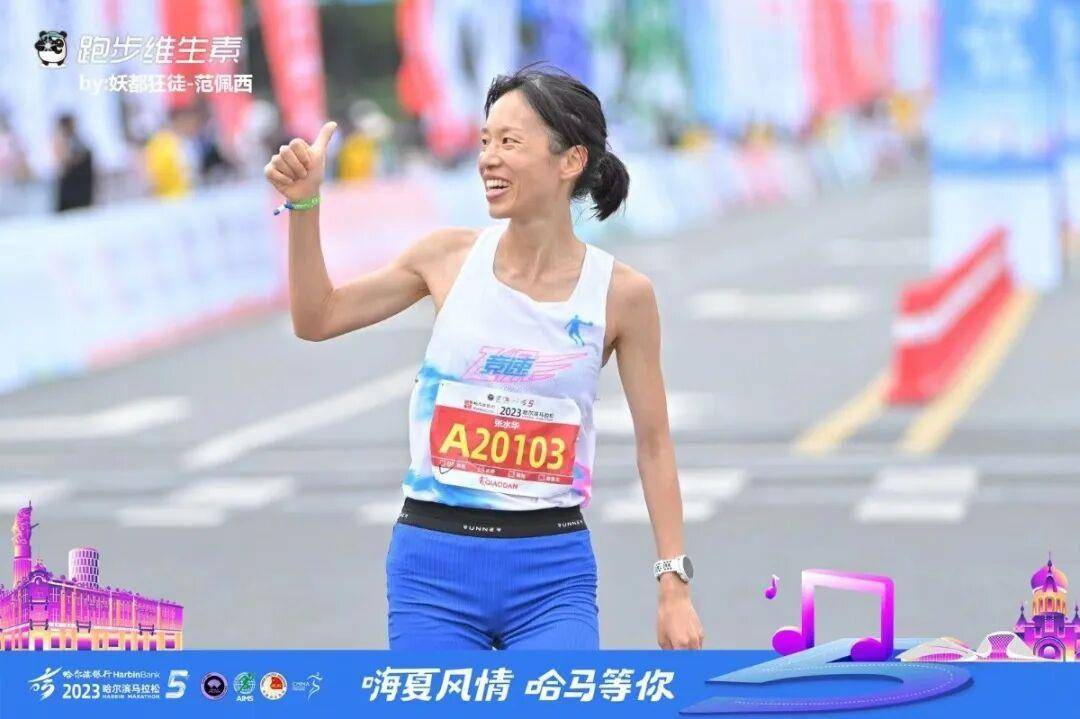 “最快女护士”哭求领导支持调休跑马引热议，其个人账号已关评