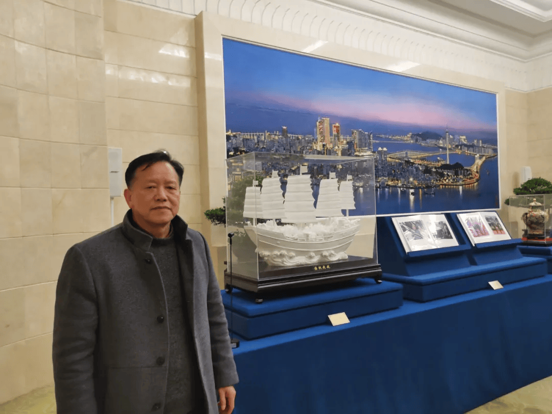 李甲栈,男,1959年4月出生,民盟中央文化艺术研究院德化分院院长,民盟