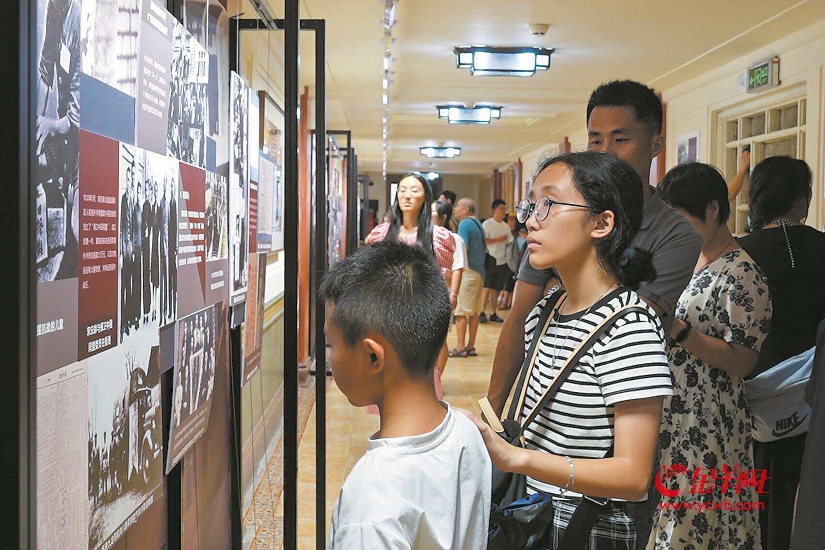 广东地区侵华日军低下高傲的头颅,在中山纪念堂等地签署投降书羊城