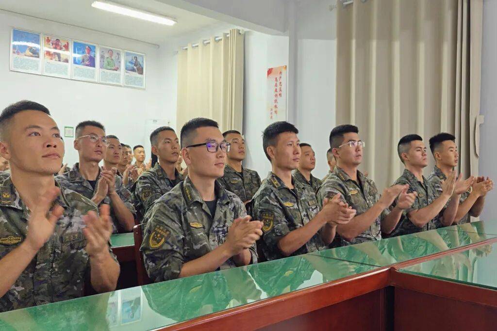 武警部队官兵收听收看纪念中国人民抗日战争暨世界反法西斯战争胜利80周年大会