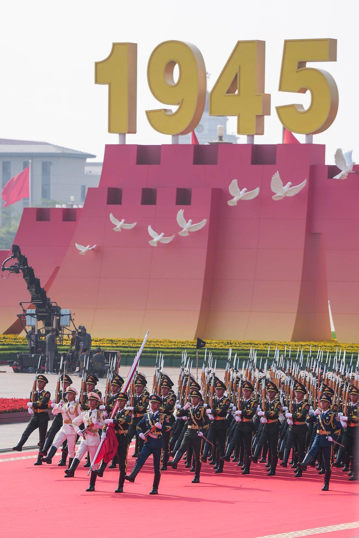 纪念抗战胜利80周年｜纪念中国人民抗日战争暨世界反法西斯战争胜利80周年大会在京举行(8)_新华社_国旗护卫队_李博