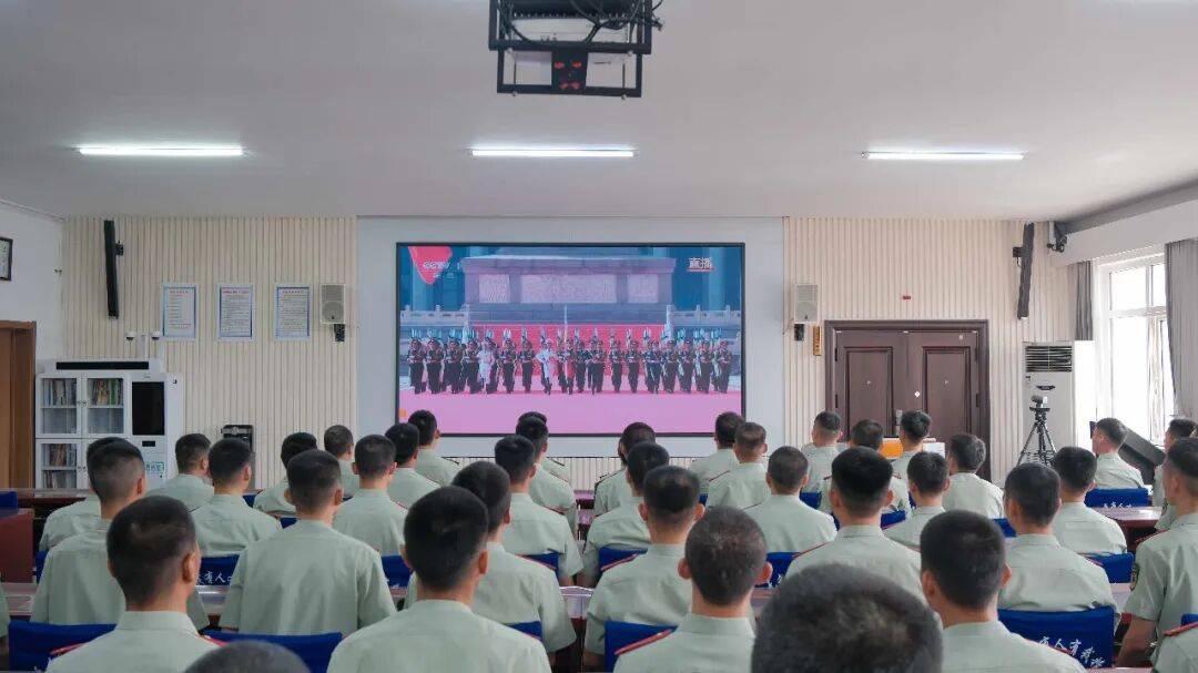 武警部队官兵收听收看纪念中国人民抗日战争暨世界反法西斯战争胜利80周年大会