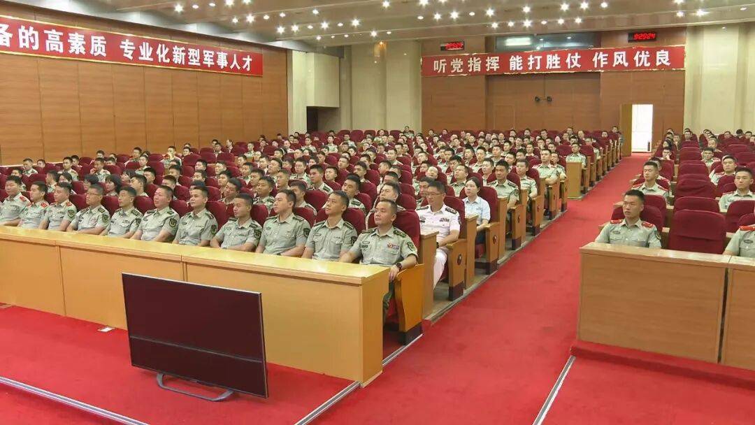 武警部队官兵收听收看纪念中国人民抗日战争暨世界反法西斯战争胜利80周年大会