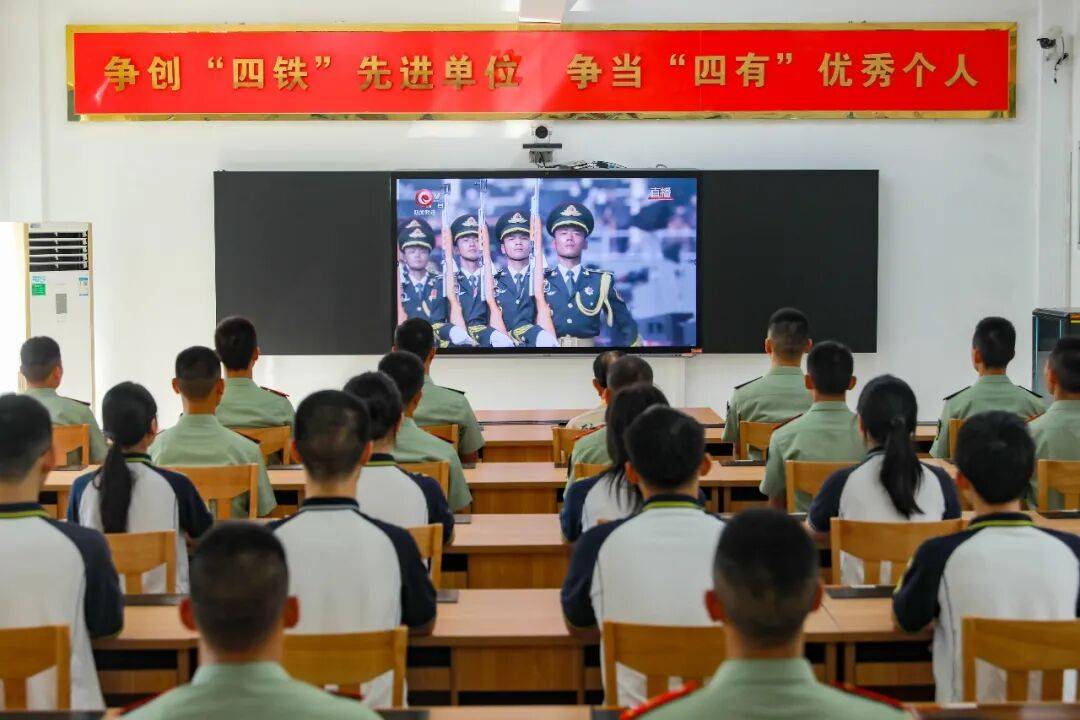 武警部队官兵收听收看纪念中国人民抗日战争暨世界反法西斯战争胜利80周年大会