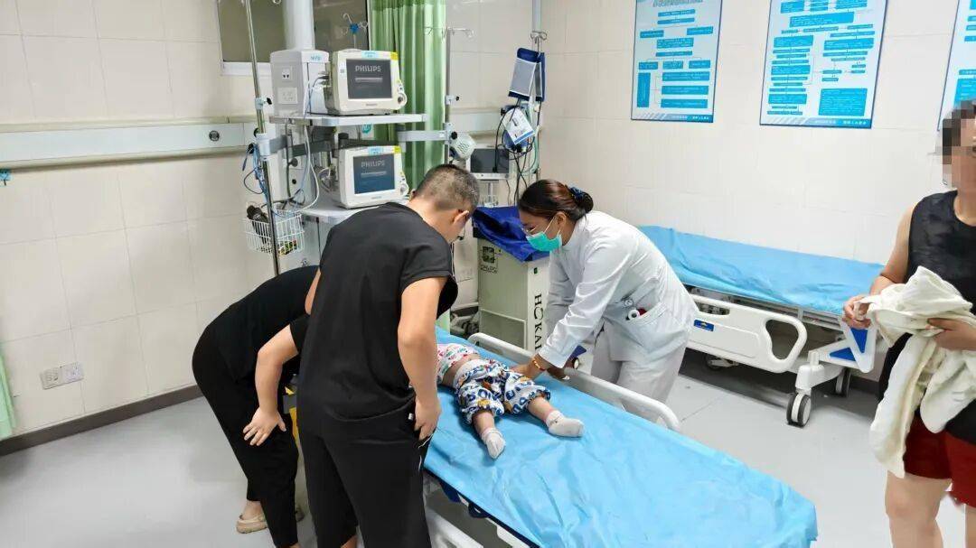 小孩不时抽搐,需急救