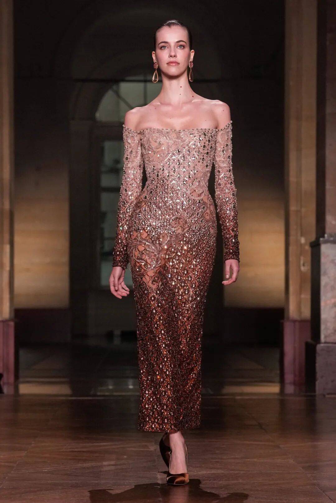 手工微镶 与数码刺绣 的跨界融合georges hobeika 作为高定领域的