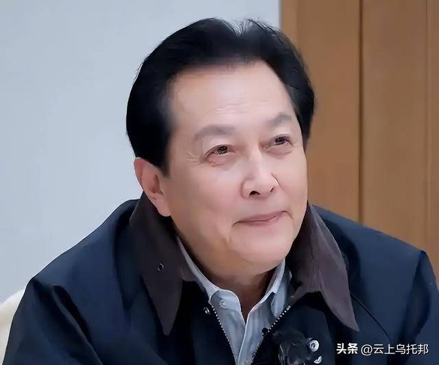 唐国强观礼阅兵不到一天，评论区出现争议一幕，国籍和广告被吐槽