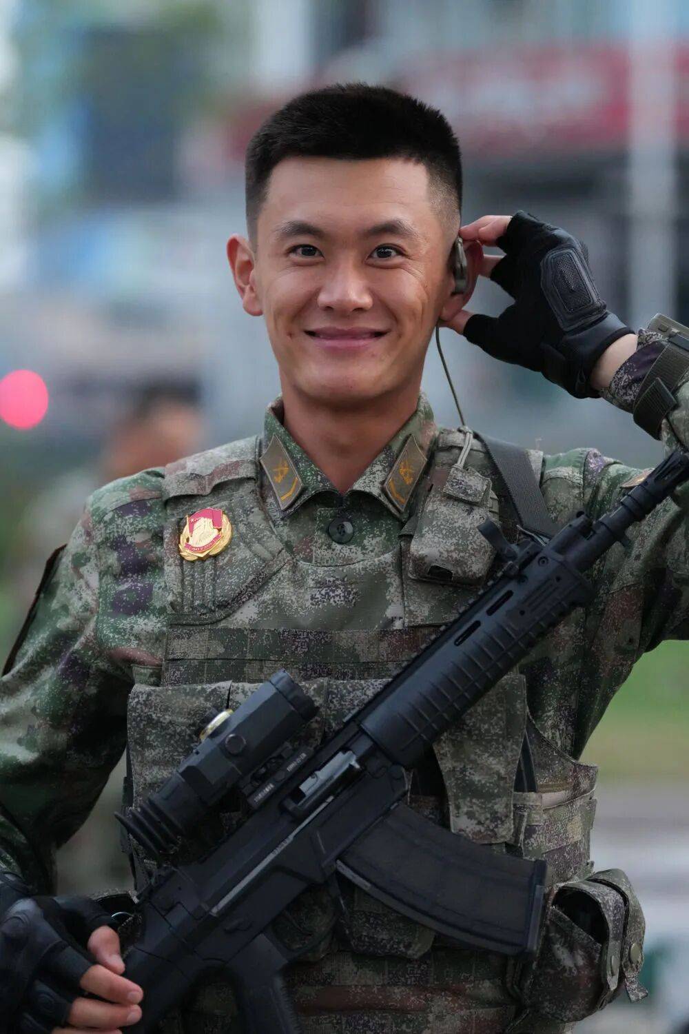 "火遍全网"的兵哥哥帅照,他拍的!