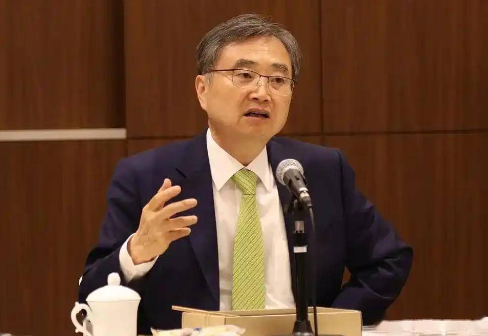 韩国突然宣布,韩国外长赵显烈宣布一则重磅消息:数百名韩国人在美国