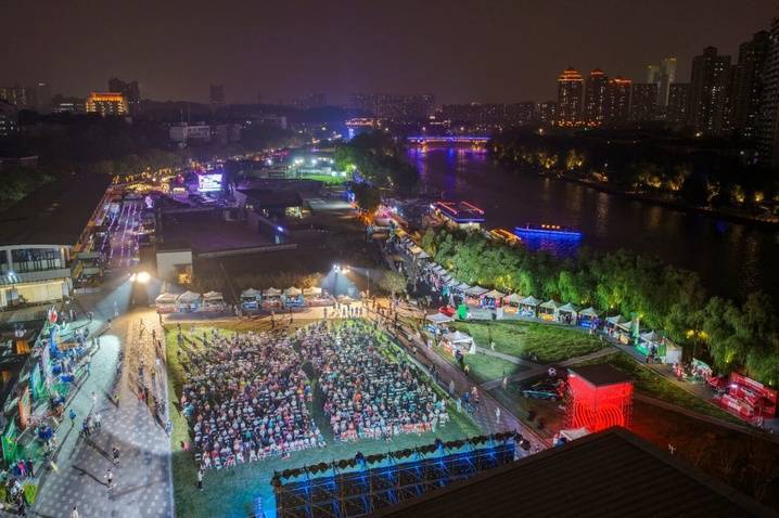 “超”级圈粉球迷拿着票根游南京叫扬叔 - 全网最会整活的苏超球迷  足球圈热梗收割机