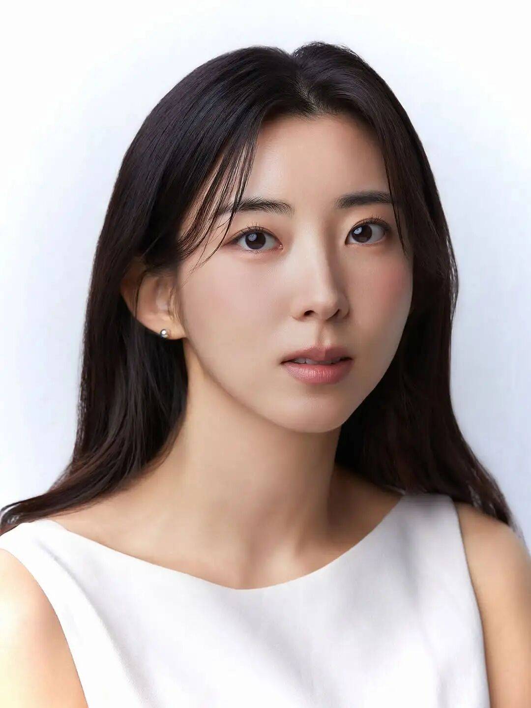 韩国女星时隔九年回到老东家,目前已经签订专属合约