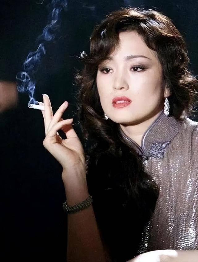 外表是仙女，私下里却是“老烟鬼”的7位女星，刘亦菲令人意外！