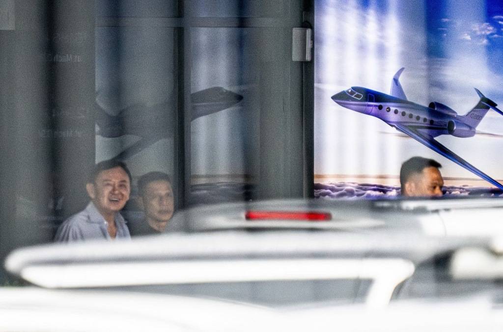 第1现场｜泰国前总理他信须重新服刑1年，已被押至监狱