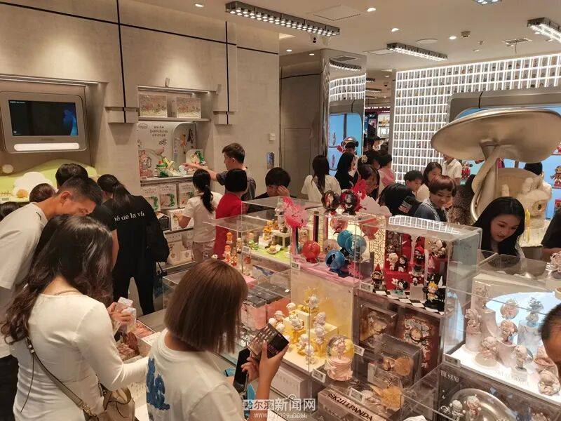 凌晨3点就有人排队｜黑龙江省首家泡泡玛特S级木纹形象店开业